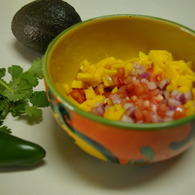 Aguacate Lindo y Querido. Receta de Ceviche de Mariscos con Mango, Jalapeño y Cilantro en una Cama de Aguacate