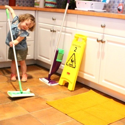 El Reto de la Abuelita con Swiffer. Hispanicize 2013