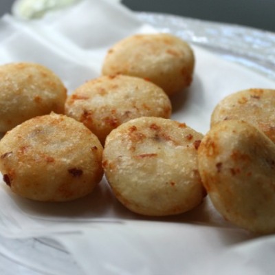 Mini Arepas con Queso y Tocino, Acompañadas de un Aderezo de Mayonesa y Cilantro