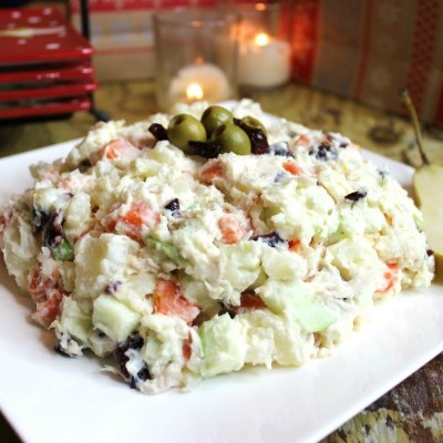 Ensalada Navideña de Pollo con Manzana Verde y Arándanos