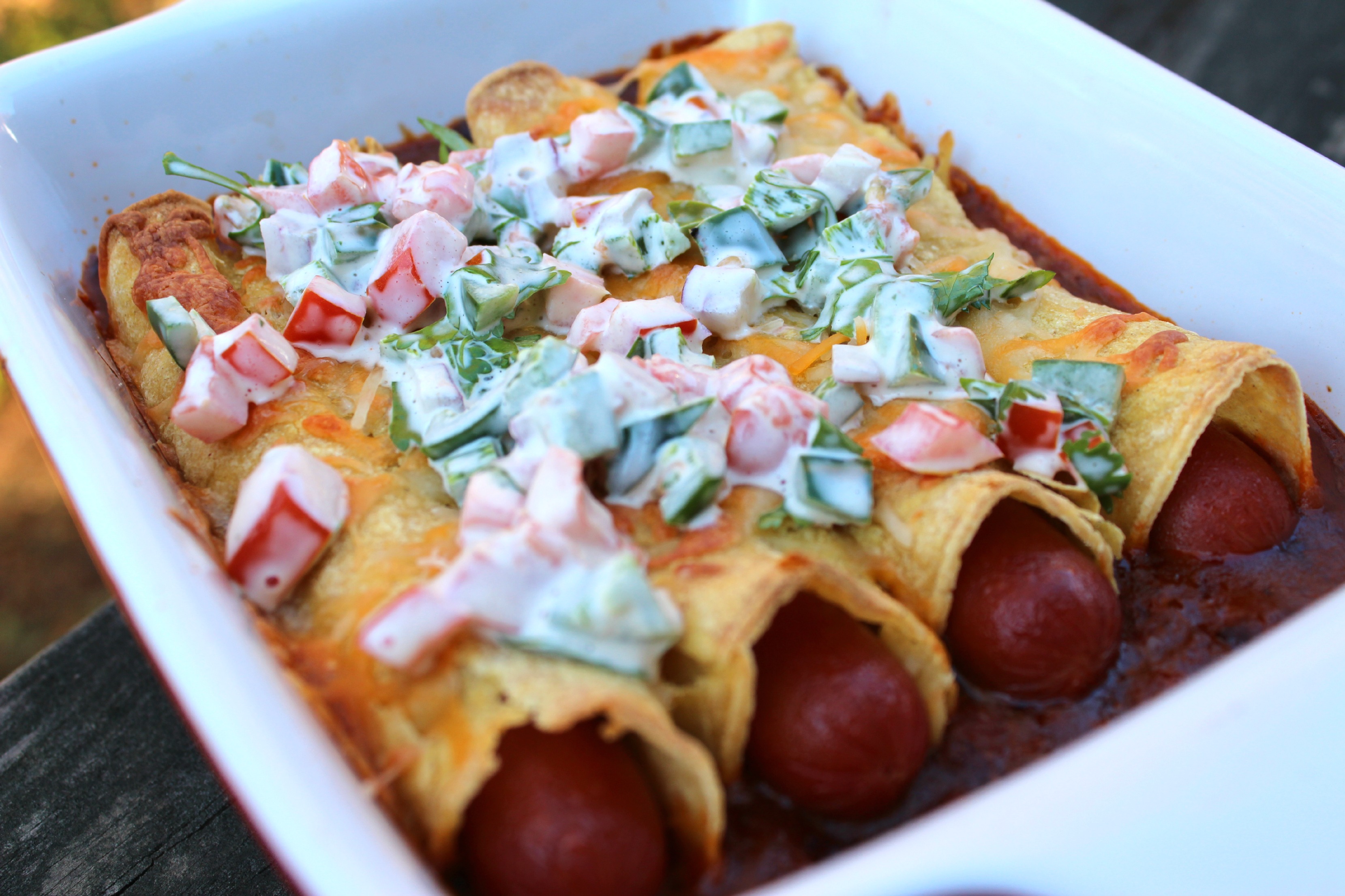 Flautas de Salchicha con Frijoles y Pico de Gallo con Mayonesa