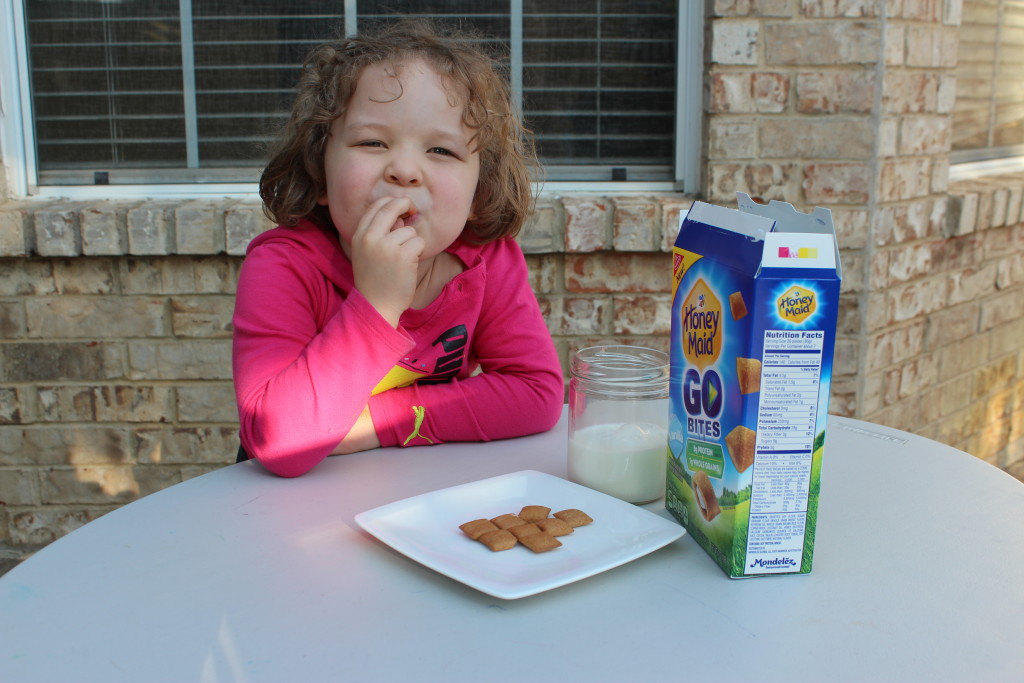 Niña comiendo