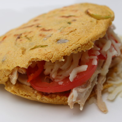 Receta: Arepa Fit de Ají Dulce, Ajoporro y Semillas de Girasol