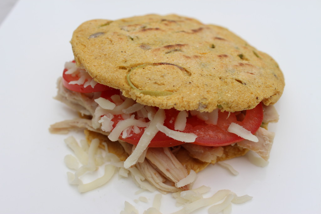 Arepa Fit de Aji Dulce, Ajo Porro y Semillas de Girasol | Mamá Contemporánea