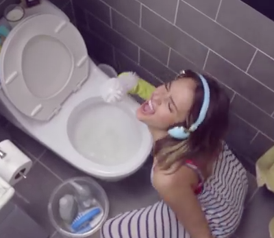 Jessica Alba También Limpia el Baño con Música