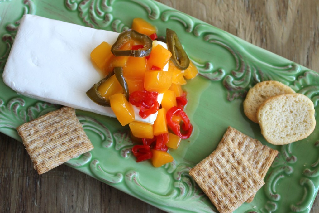 Queso Crema con Salsa de Mango y Chiles Jalapeños