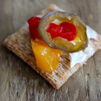 Queso Crema con Salsa de Mango y Chiles Jalapeños