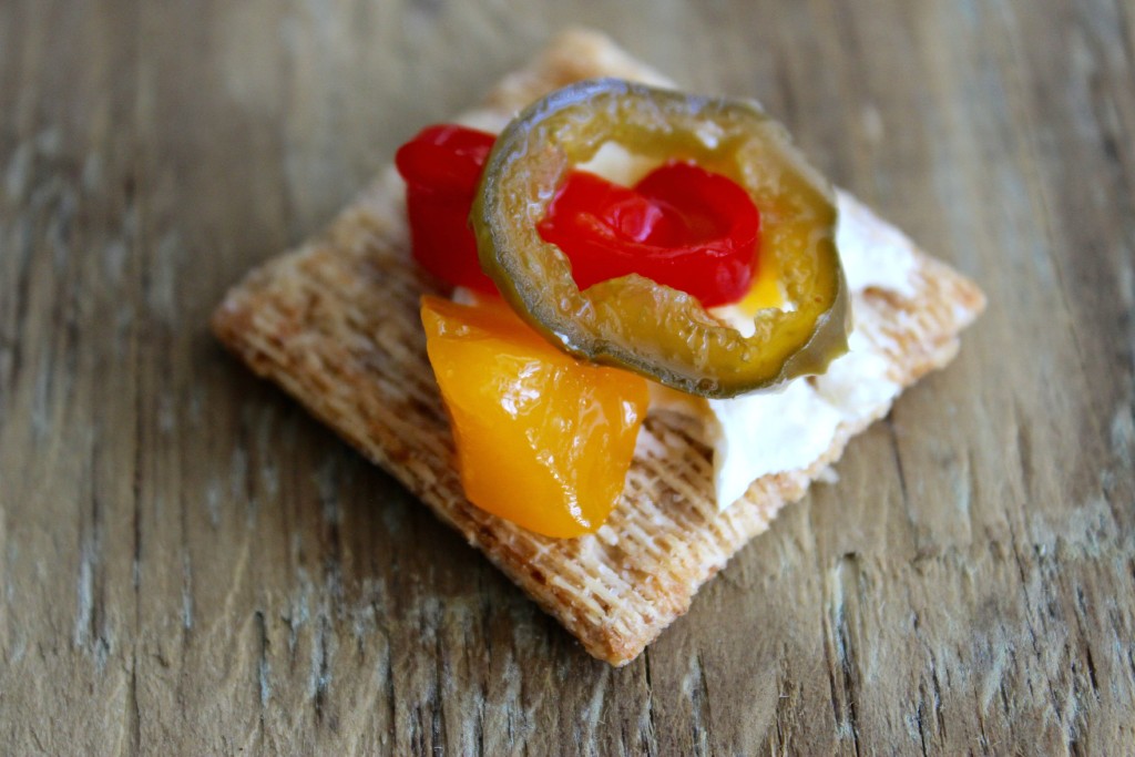 Queso Crema con Salsa de Mango y Chiles Jalapeños