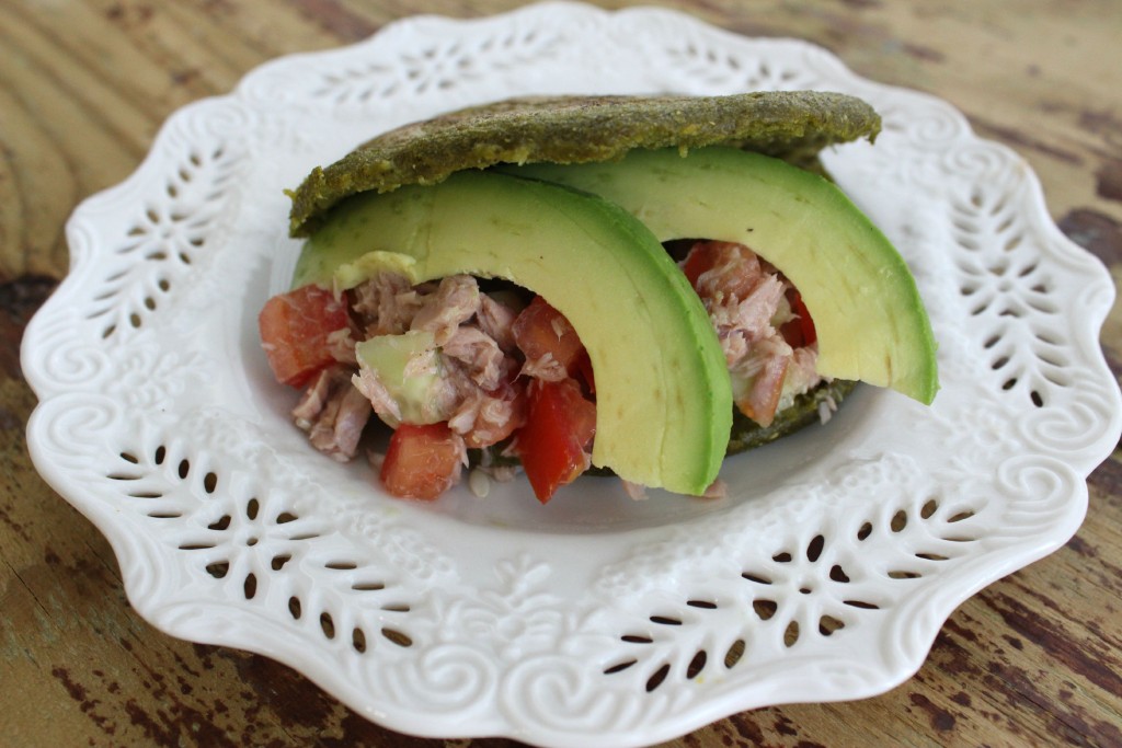 Arepa Fit de Espinaca, Kale (Col Rizada) y Cilantro | Mamá Contemporánea #arepasfit
