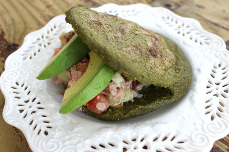 Arepa Fit de Espinaca, Kale (Col Rizada) y Cilantro | Mamá Contemporánea #arepasfit