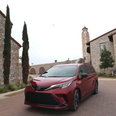 Entrada la Villa Española en Westlake con el Toyota Sienna
