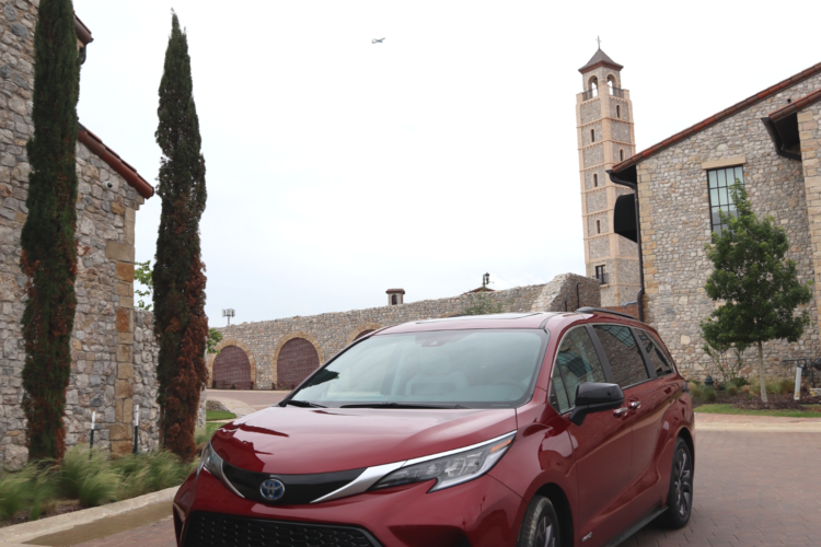 Entrada la Villa Española en Westlake con el Toyota Sienna