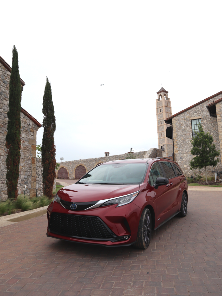 Entrada la Villa Española en Westlake con el Toyota Sienna Entrada la Villa Española en Westlake con el Toyota Sienna