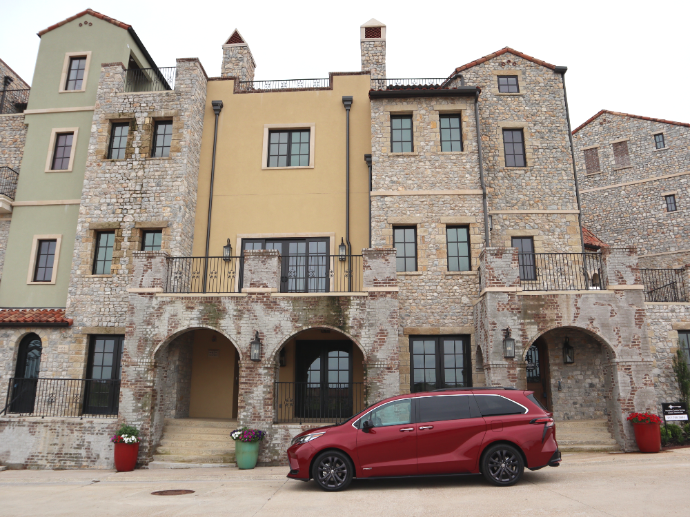 Entrada la Villa Española en Westlake con el Toyota Sienna Entrada la Villa Española en Westlake con el Toyota Sienna