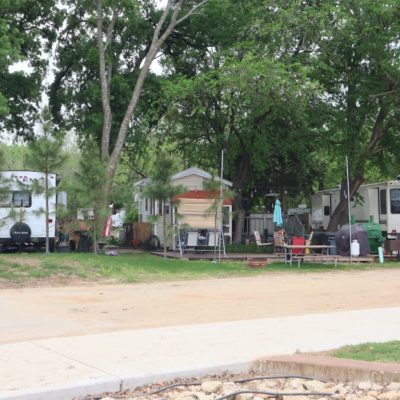 Estadia de Camping y Aventura en Jellystone en Burleson