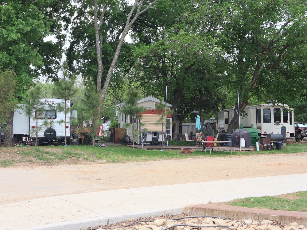 Estadia de Camping y Aventura en Jellystone en Burleson